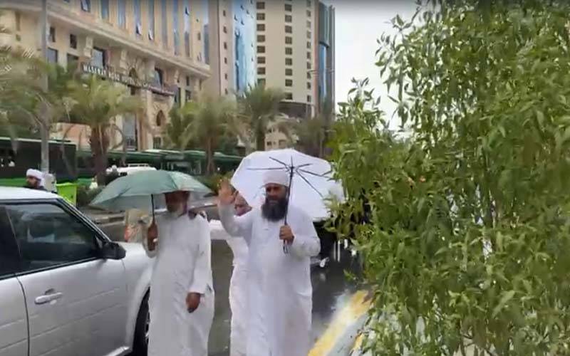 مناسک حج رمی کے پہلے دن بادلوں کا مکہ کا رخ، بارش سے موسم خوشگوار