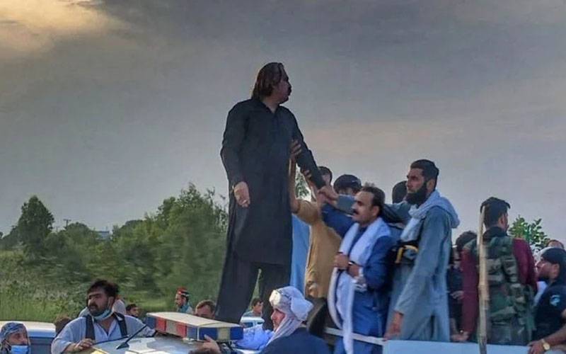 علی امین گنڈا پور کی احتجاج سے ایک بار پھر بھاگنے کی کوشش,کارکنان نے گھیر لیا 