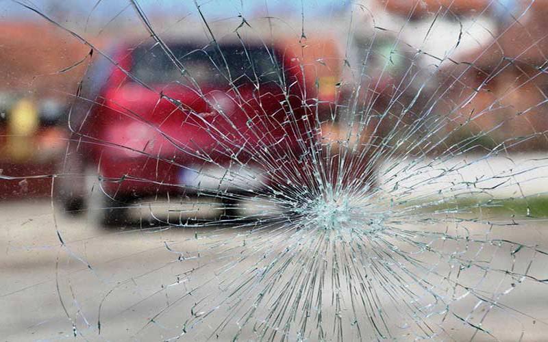 لاہور میں کارسوار نے راستہ نہ ملنے پر سکول بس پر فائرنگ کردی