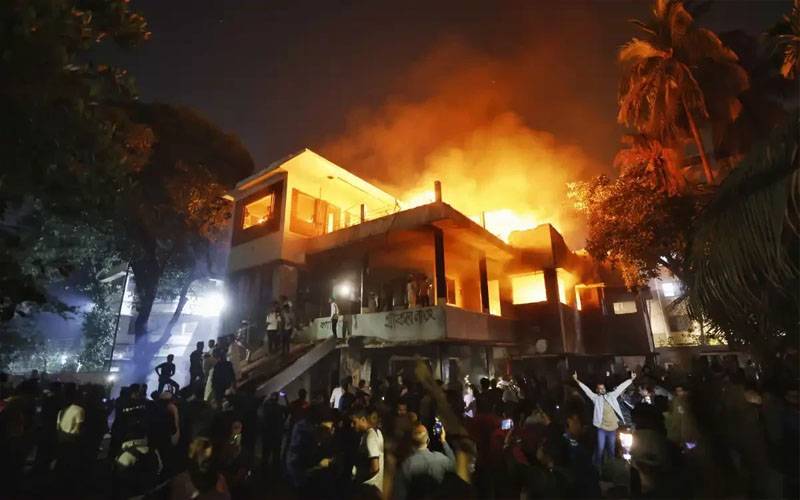 مظاہرین نے بنگلہ دیش کے بانی شیخ مجیب کا گھر جلا دیا 