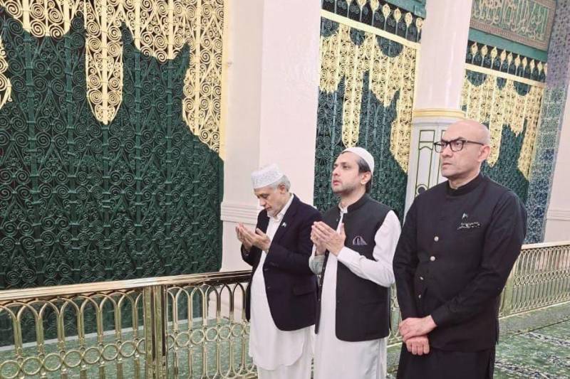  اسحاق ڈار کی مدینہ منورہ میں روضہ رسولؐ پر حاضری،کلOIC اجلاس میں شرکت کرینگے