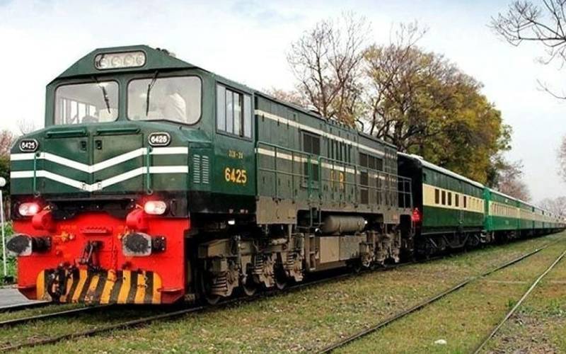 سکھر سے کراچی جانے والی ٹرین کو حادثہ