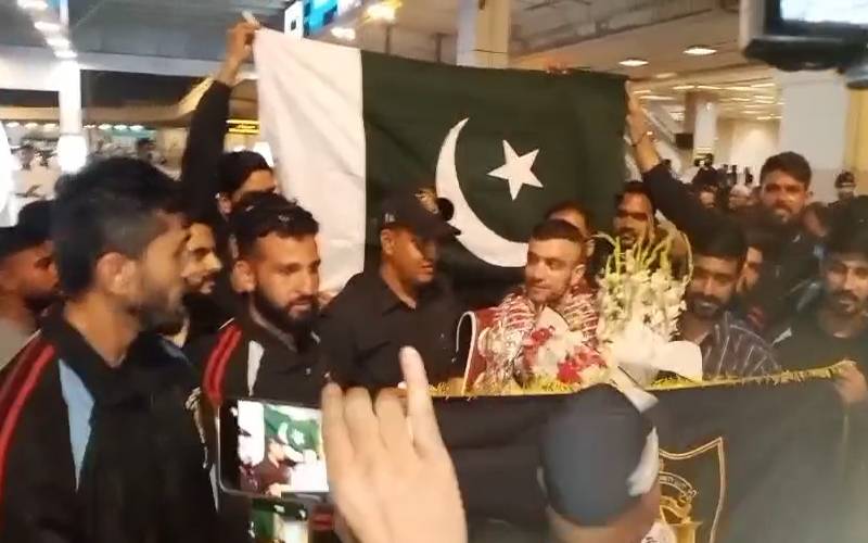 پاکستانی باکسر عثمان وزیر پاکستان وطن پہنچ گئے