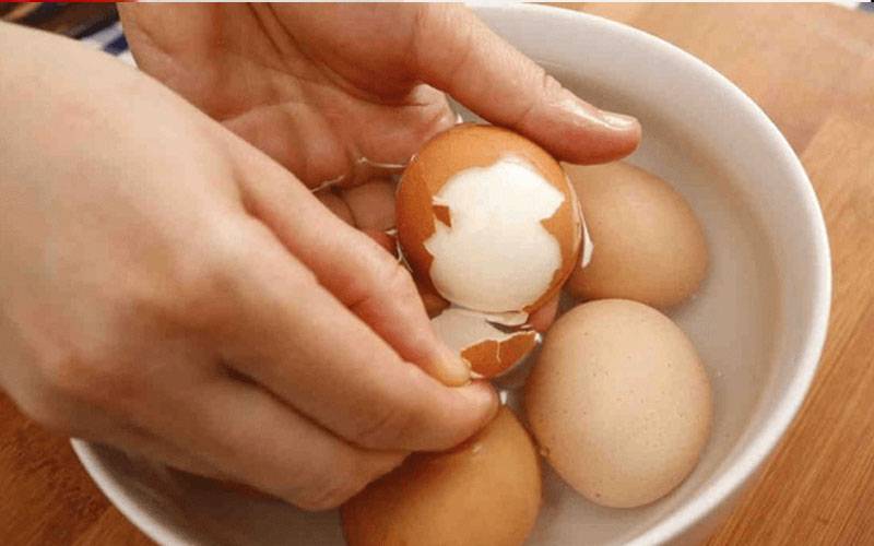  کیسے چھیلیں؟ سائنس نےاُبلا انڈہ برباد ہونے سے بچانے کا طریقہ بتا دیا 