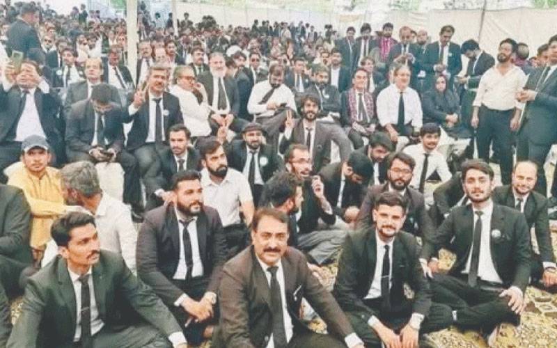 سندھ وکلا ایکشن کمیٹی نے ببرلو بائی پاس پر جاری دھرنا 12 روز بعد ختم کر دیا