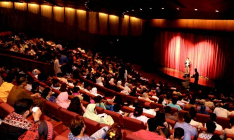  سب پھڑے جان گئے،غیر اخلاقی پرفارمنسز پر متعدد سٹیج اداکارائوں کو نوٹسز جاری