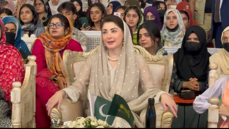 وزیراعلٰی پنجاب نے آٹھ سال بعد لیپ ٹاپ سکیم کا دوبارہ آغاز کر دیا 