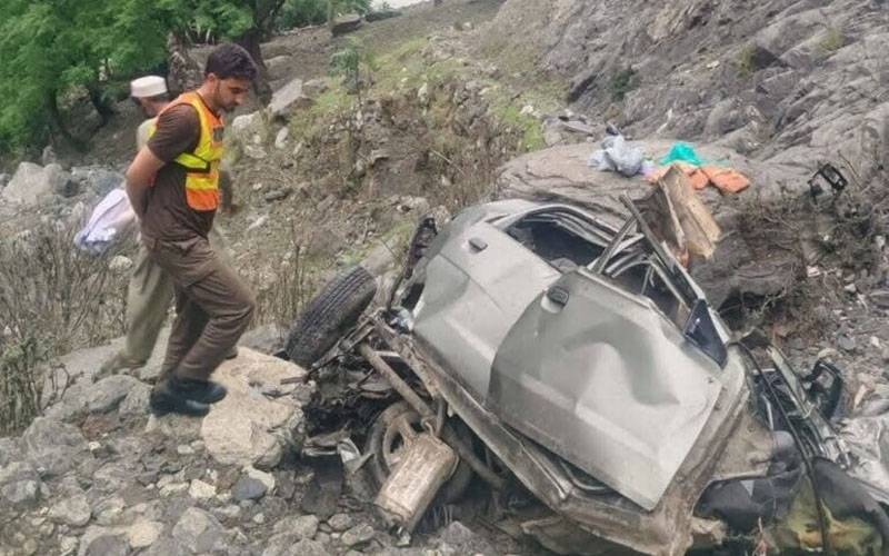 لوئر کوہستان: کار کھائی میں جا گری، ایک ہی خاندان کے 8 افراد جاں بحق
