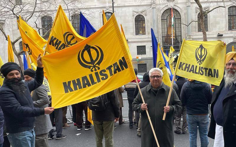 لندن میں پاکستانی اور سکھ کمیونٹی اکٹھی، بھارتی ہائی کمیشن کے باہر مظاہرہ