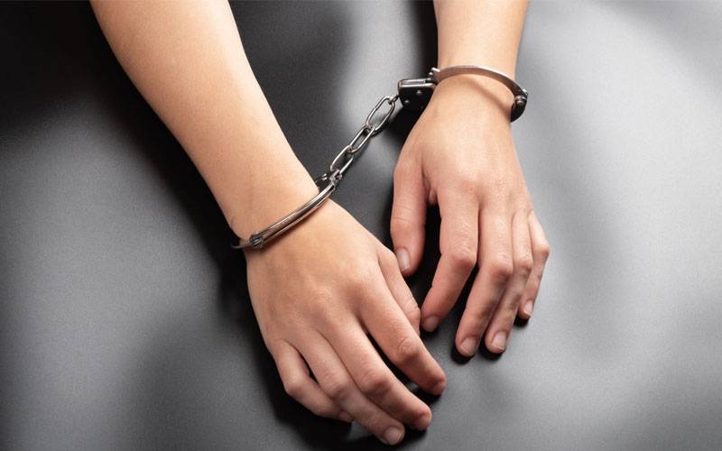 بیٹے کے ذریعے لوگوں کو ہنی ٹریپ کرنے والی خاتون ساتھی سمیت گرفتار