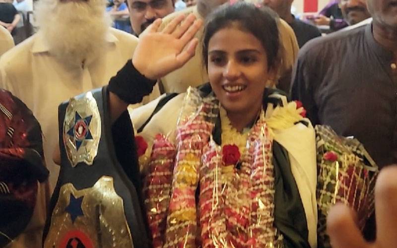 پاکستان کی پہلی خاتون پروفیشنل باکسر عالیہ سومرو نے تھائی حریف کو ناک آؤٹ کردیا