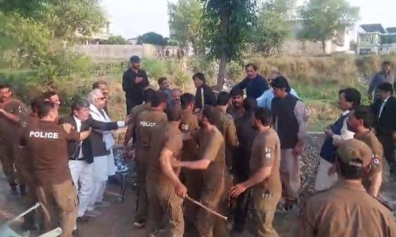 پولیس کا اڈیالہ جیل آنیوالے پی ٹی آئی رہنماوں، وکلا پر مبینہ تشدد