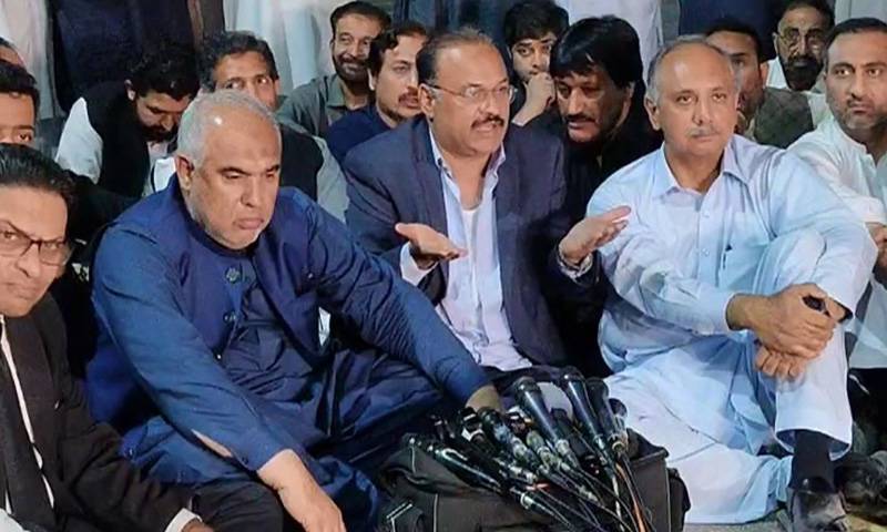 پی ٹی آئی قیادت کی پارٹی رہنماوں پر پولیس تشدد کی مذمت، سڑکوں پر آنے کا اعلان