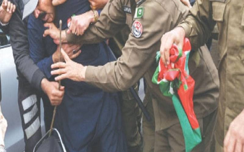 پی ٹی آئی رہنماوں پر تشدد کرنے والے  دو ایس ایچ اوز،ایک اے ایس آئی معطل