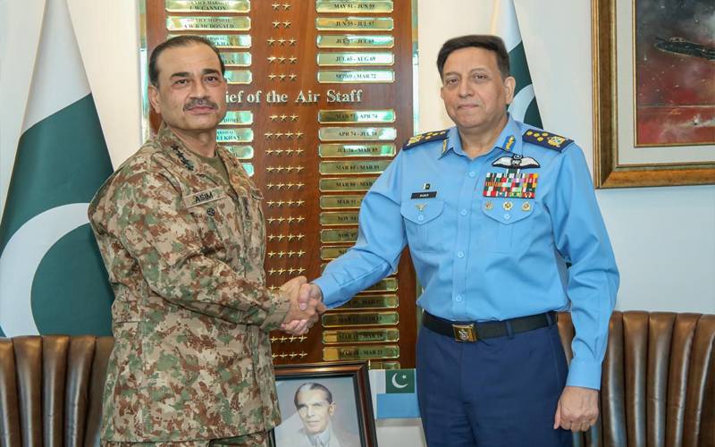 آرمی چیف جنرل عاصم منیر کی ایئر چیف سے ملاقات، بھارتی حملہ ناکام بنانے پر شاہینوں کو سراہا