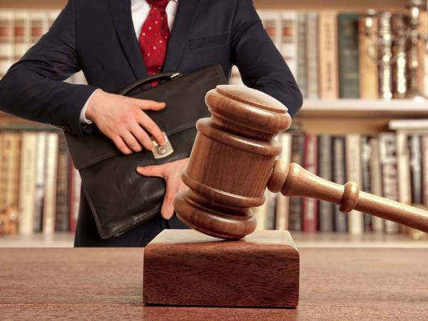 وکیل کی استطاعت نہ رکھنے والے ملزموں کو حکومت قانون سہولت فراہم کرے گی