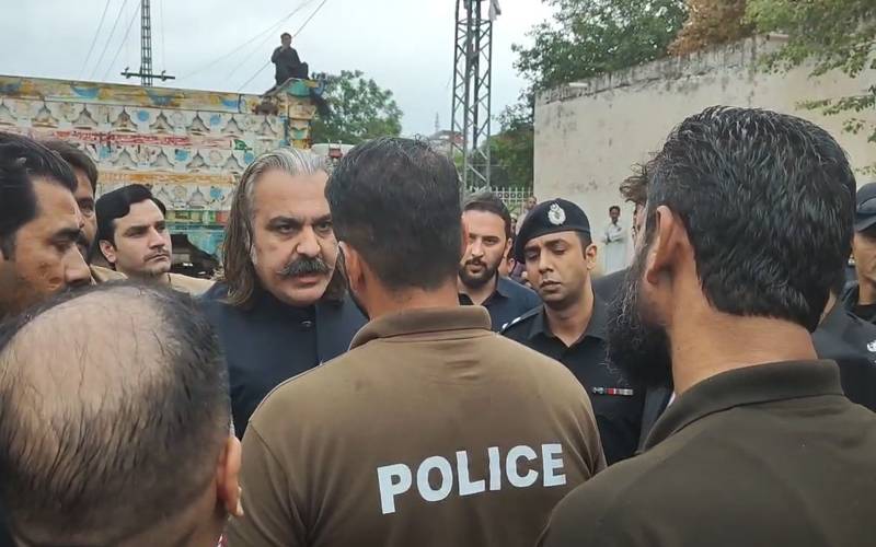 علی امین گنڈا پور کا جیل کی جانب پیدل مارچ، پولیس سے تلخ کلامی