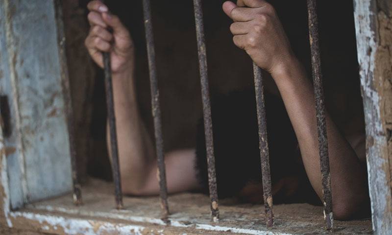 سکھر جیل سے قیدی فرار ،جیل سپرنٹنڈنٹ اور ڈپٹی سپرنٹنڈنٹ معطل،ایف آئی آر درج 