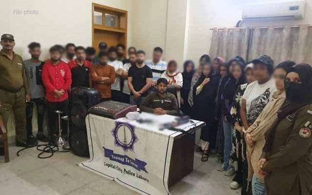 پولیس کا ڈانس پارٹی پر چھاپہ، 39 مرد، 18خواتین کو حراست میں لے لیا