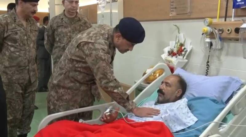  آرمی چیف کا سی ایم ایچ کا دورہ،زخمی فوجیوں اور شہریوں کی عیادت کی،بہادری پر تعریف
