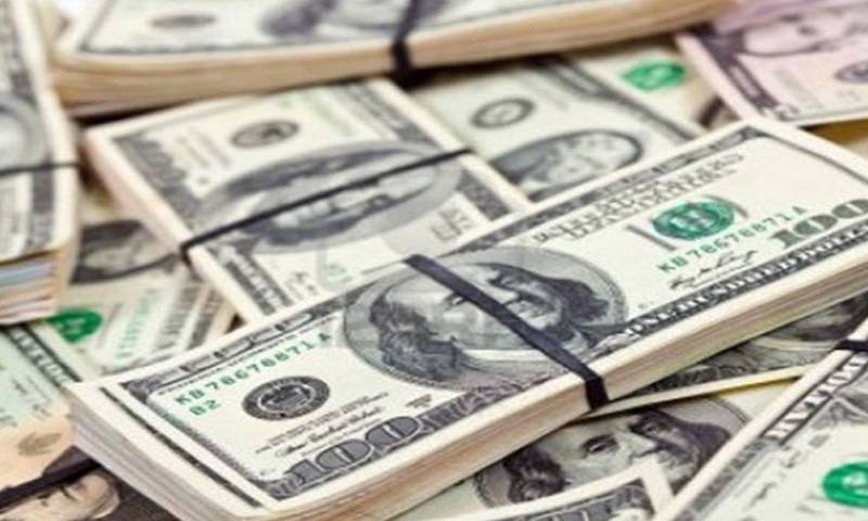 انٹربینک میں ڈالر 10 پیسے، اوپن مارکیٹ میں 19 پیسے مہنگا 