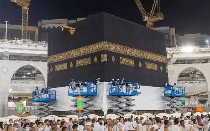 ایام حج کی آمد سے قبل غلاف کعبہ کو زمین سے 3 میٹر اونچا کردیاگیا