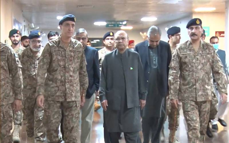 صدر آصف زرداری کا سی ایم ایچ راولپنڈی کا دورہ، زخمی جوانوں اور شہریوں کی عیادت کی