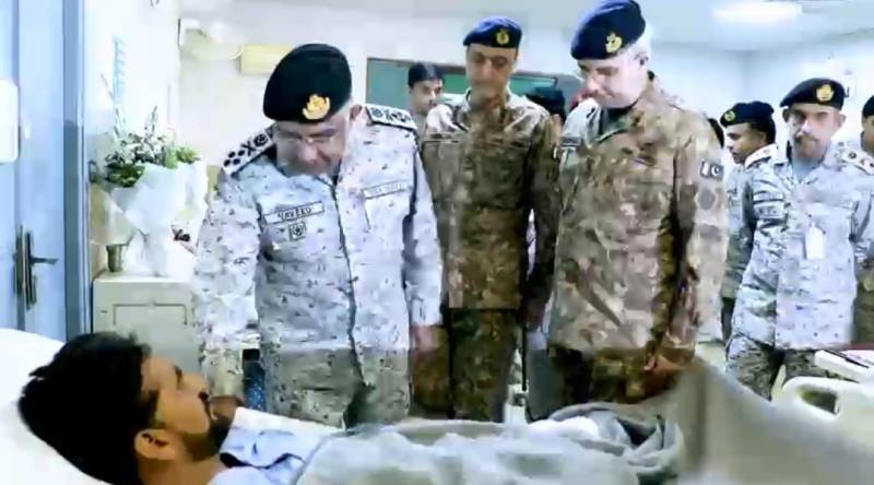 سربراہ پاک بحریہ کاسی ایم ایچ راولپنڈی کا دورہ،زخمی جوانوں اور شہریوں کی عیادت 