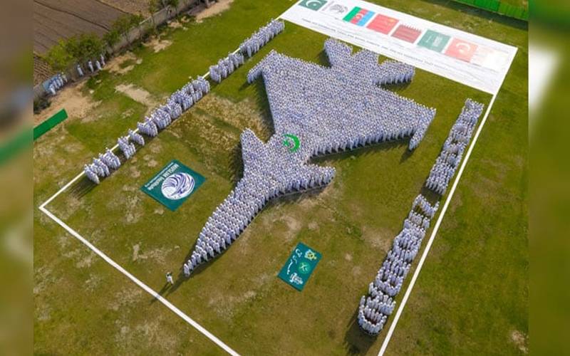 جھنگ: جے 10 سی طیارے کا انسانی ماڈل بناکر افواج پاکستان کو منفرد خراج تحسین