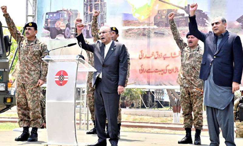 صدر پاکستان کا گوجرانوالہ چھاؤنی کا دورہ، آرمی چیف نے استقبال کیا