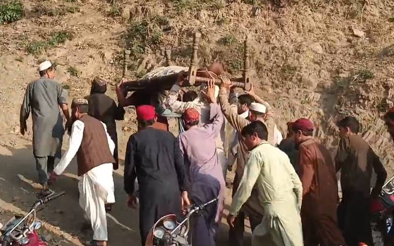 تورغر؛ٹریکٹر ٹرالی بے قابو ہو کر کھائی میں جا گری، 2خواتین سمیت 4افراد جاں بحق