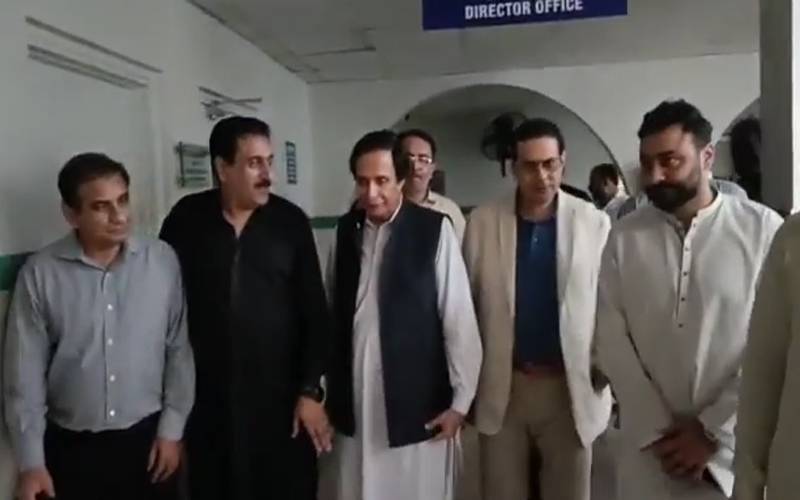 چودھری پرویزالٰہی کی پی آئی سی آمد، شاہ محمود قریشی کی عیادت کی