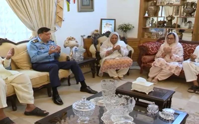 سربراہ پاک فضائیہ کی سکواڈرن لیڈر عثمان یوسف شہید کے اہلخانہ سے اظہار تعزیت