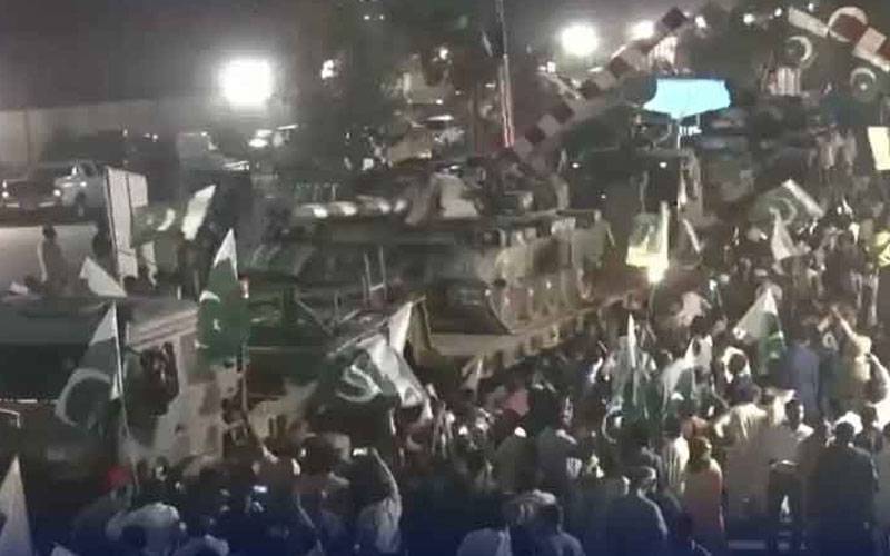 بارڈر سے واپسی پر پاک آرمی کے دستوں کا لاہور میں پرتپاک استقبال