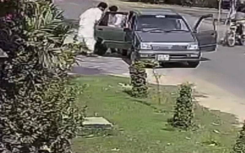  لاہورمیں کار سواروں نے خاتون کو اغوا کرلیا