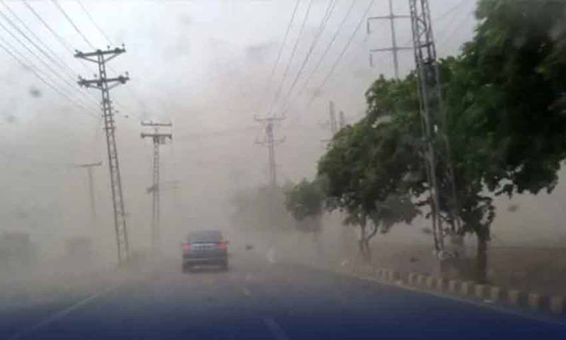 لاہور سمیت پنجاب بھرمیں آندھی اور بارش،دن میں رات کا سماں،سائن بورڈ اُڑ گئے