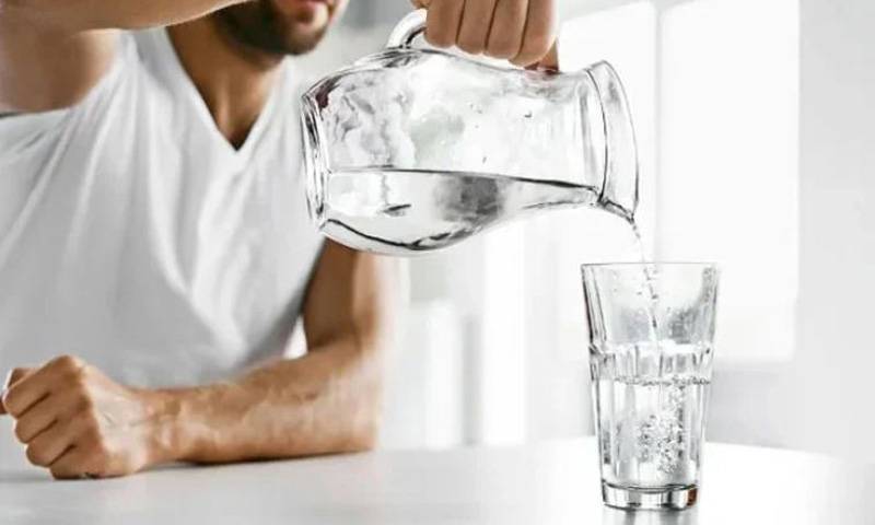 گرم موسم میں روزانہ کتنا پانی پینا ضروری ہے؟ 