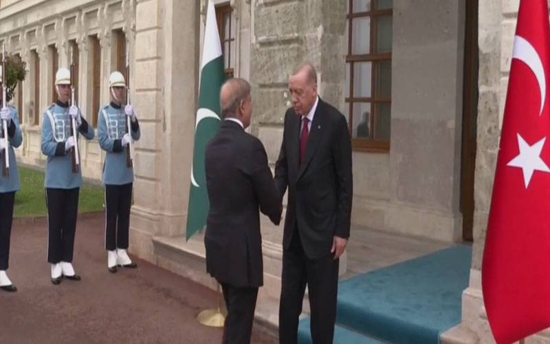 وزیراعظم ترکیہ کے صدر سے ملاقات کیلئے صدارتی محل پہنچ گئے 