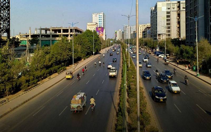 کراچی: شارع فیصل پر تیز رفتار بس الٹ گئی، متعدد افراد زخمی