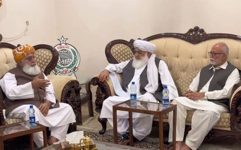 مولانا فضل الرحمان سے سابق آئی جی پولیس ڈاکٹر مجیب الرحمان کی ملاقات، جے یو آئی میں شمولیت کااعلان