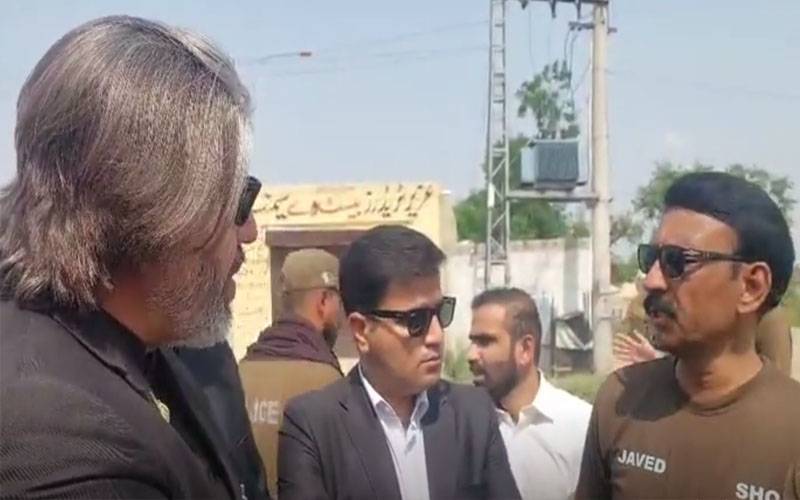 عمران خان سے ملاقات کا دن؛ اڈیالہ جیل کے باہر علی محمد خان کی پولیس سے تلخ کلامی