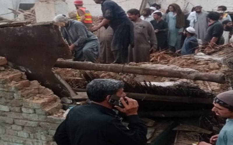 پشاور: بارش اور طوفان سے ہوٹل کی چھت گرنے کا واقعہ، 5افراد زخمی