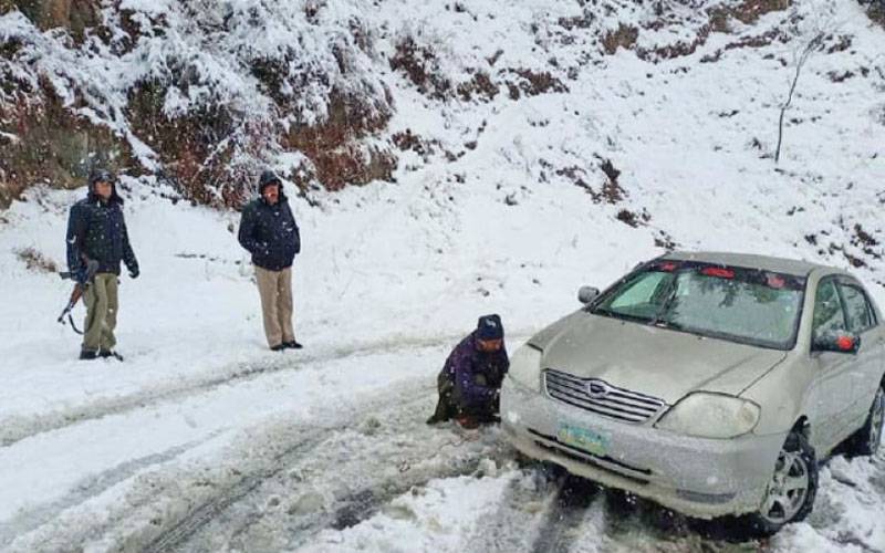 مئی بن گیا دسمبر، پاکستان میں برفباری ہونے لگی