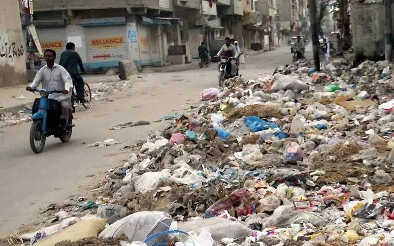 کراچی کے نالوں میں کچرا پھینکنے پر مکمل پابندی عائد کردی گئی