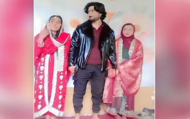 محبت میں گرفتار دو لڑکیاں شادی کیلیے نوجوان کے گھر پہنچ گئیں، دونوں سے بیک وقت نکاح