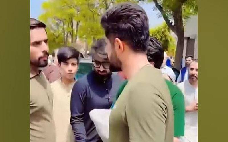 بابر اعظم فینز سے الجھ پڑے،مداحوں کی تنقید 
