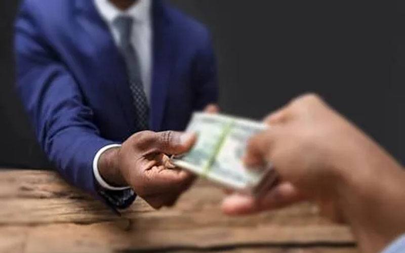 پٹواری رشوت لیتے ہوئے پکڑے جانے پر نوٹ نگل گیا، پولیس کو الٹرا ساؤنڈ رپورٹ کا انتظار