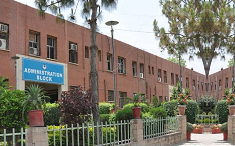 پشاور: حیات آباد میڈیکل کمپلیکس کے آپریشن تھیٹر کی چھت ٹپکنے لگی  