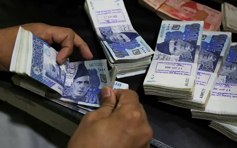 تنخواہ دار طبقےکو ریلیف کیلئے بچت سکیموں اور بینک ڈپازٹ پر ٹیکس میں 2 فیصد اضافے پر غور