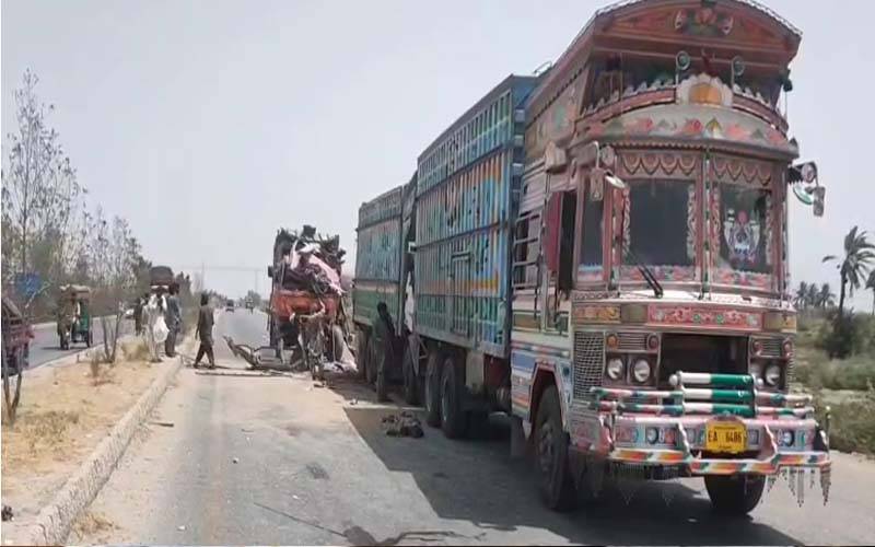 شکارپور؛قومی شاہراہ  پر دو ٹرکوں میں تصادم،3 افراد جاں بحق